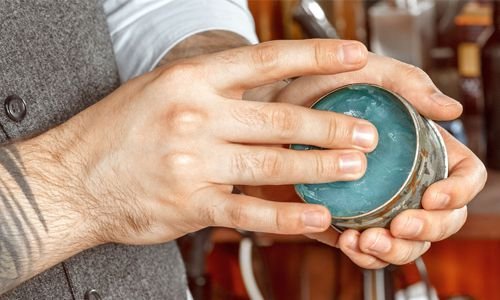 Pada oil based pomade ada tiga macam varian daya tahan Pada oil based pomade ada tiga macam varian daya tahan