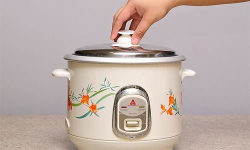 Membuka Tutup Rice Cooker Saat Proses Memasak Membuka Tutup Rice Cooker Saat Proses Memasak