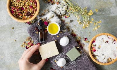 Pilih Serum yang Diperkaya dengan Komponen Bermanfaat Lain Pilih Serum yang Diperkaya dengan Komponen Bermanfaat Lain